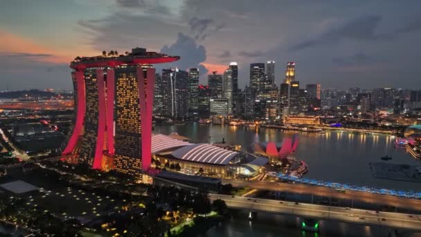 Luchtfoto Zonsondergang Uitzicht Singapore City Skyline Marina Bay Verlichte Wolkenkrabbers — Stockvideo