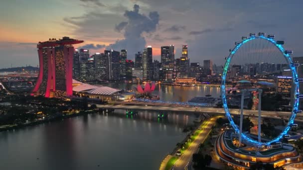 Εναέρια Βραδινή Λήψη Της Πόλης Της Σιγκαπούρης Φώτα Φόντο Ηλιοβασίλεμα — Αρχείο Βίντεο