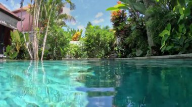 Yarı sualtı şutu. Yeşilliklerle çevrili lüks villa. Tatil kavramı