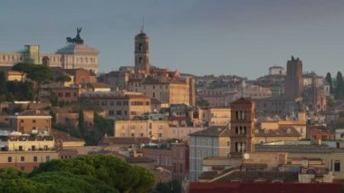 Roma, İtalya 'nın sabah çekimleri. Roma 'daki Terrazza Belvedere Bulvarı' ndan gün doğumu manzarası. Altare della Patria, eski evler ve kiliseler