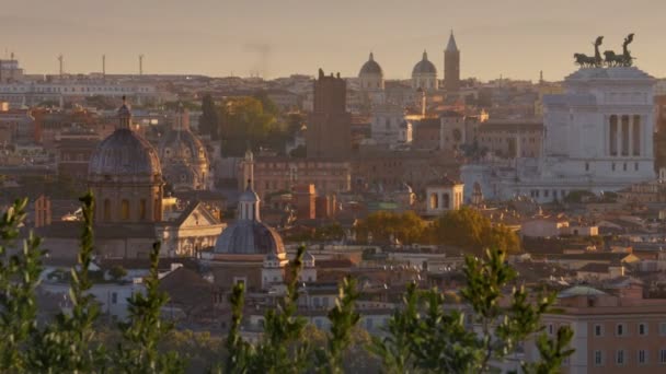 美しいローマは朝の太陽を照らしています ベルヴェデーレ ジャニコロからのパンニングショット イタリアの日の出にローマの教会と古い町 — ストック動画