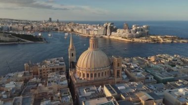 Valletta şehrinin üzerinde uçuyorum, Malta. Sliema bölgesine bak. Valletta 'nın Malta' daki eski kasabasının hava görüntüsü.