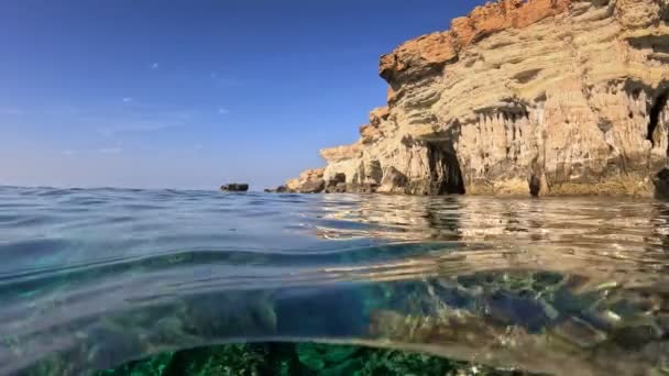 Камера Занурюється Чисту Воду Середземного Моря Біля Скель Напівпідводний Постріл — стокове відео