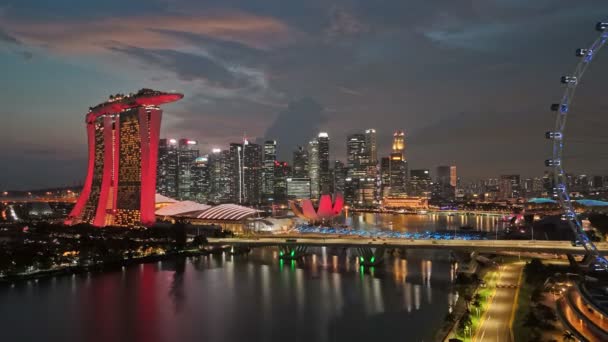 Vista Aérea Atardecer Singapore City Skyline Marina Bay Rascacielos Iluminados — Vídeos de Stock