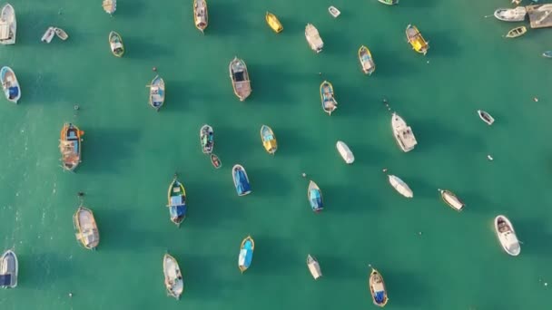 Körfeze Demir Atmış Balıkçı Teknesinin Yukarıdan Aşağı Görüntüsü Malta Daki — Stok video