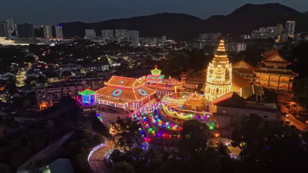 位于马来西亚槟城 东南亚最大的寺庙之一 的开洛寺 Kek Lok 的空中夜景及节日照明 — 图库视频影像