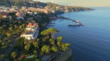 Sorrento, İtalya 'nın sabah manzarası. Napoli, İtalya 'nın Amalfi kıyısındaki Sorrento şehir merkezini hava saldırısı vurdu.