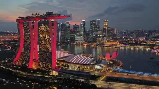 Luchtfoto Zonsondergang Uitzicht Singapore City Skyline Marina Bay Verlichte Wolkenkrabbers — Stockvideo