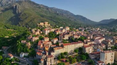 Corte 'nin eski şehri, Korsika adasının havadan görünüşü. Corte Village, Corsica, Fransa 'daki tepedeki eski evlerin sabah görüntüleri.