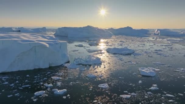 明るい太陽はグリーンランドの氷山の一部を溶かします 晴れた日 地球温暖化と気候変動のコンセプトに氷山の作品の空中撮影 — ストック動画