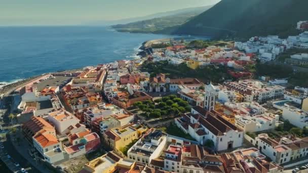 加那利特内里费岛上的加拉奇科老城的空中景观 带着五颜六色的房子飞越加拉齐科市中心 海洋海岸和熔岩池 — 图库视频影像
