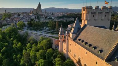 İspanya, Segovia Katedrali ve Alcazar 'ın sabah ışıkları. Ortaçağ şatosunun Alcazar 'ı üzerinde uçuyor. Hava görüntüsü