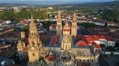 Santiago de Compostela, İspanya 'daki kare ve katedralin havadan görünüşü. Camino de Santiago yolunda yürüyen hacıların son noktası.