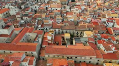 Tipik bir İtalyan kasabasının turuncu kiremitli çatılarının üzerinden uçmak. Cefalu, Sicilya, İtalya 'daki eski kasaba evlerinin hava görüntüleri.