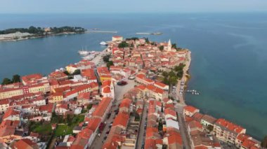 Hırvatistan 'ın Istria kentindeki Porec kasabasının hava manzarası. Adriyatik Denizi ile çevrili kırmızı kiremitli çatıları olan eski bir kasaba