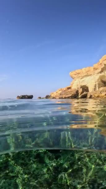 Halb Unterwasseraufnahme Des Mittelmeeres Mit Klarem Türkisfarbenem Wasser Kamera Stürzt — Stockvideo