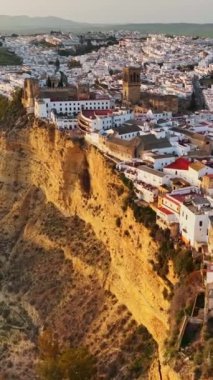 Arcos de la Frontera, Endülüs, İspanya gün batımında. Hava kuvvetleri Endülüs 'teki ünlü pueblos blancos' lardan birini vurdu - Arcos de la Frontera. Dikey ekran