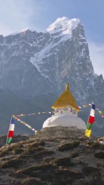Everest 'teki ana kampa giden yolda beyaz bir budist. Sagarmatha Ulusal Parkı, Nepal. Dikey Görünüm