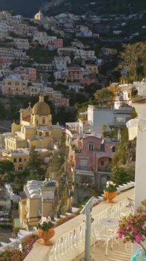 Lüks villadan sahile ve Positano 'daki renkli evlere kadar manzarası var. Positano köyü, öğleden sonra güneşinde İtalya. Positano, Tyrhenian Denizi 'nin Amalfi kıyısında bir köydür. Gimbal Dikey Vuruşu