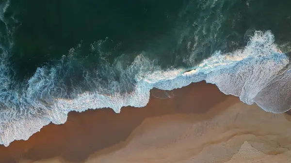 Potente Ola Oceánica Sobre Playa Arena Vista Aérea Arriba Hacia Imagen de archivo