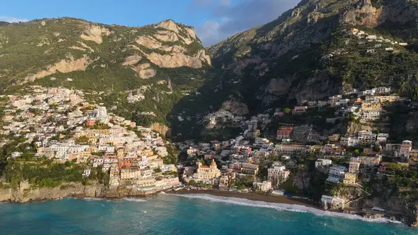 Berühmter Ferienort Der Amalfiküste Positano Fliegen Über Bunte Häuser Kirche Stockfoto