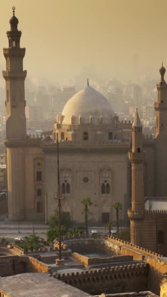 Паннинг Снимок Мечети Султана Хассана Каир Египет Закате Город Каир — стоковое видео