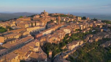 İtalya 'nın Montalcino şehrinin hava gündoğumu manzarası. Sabahın köründe Montalcino 'nun ortaçağ İtalyan kasabası Toskana üzerinde uçuyor.
