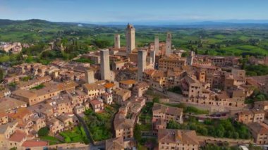 San Gimignano, Toskana, İtalya 'nın eski kasabasında dolaş. Hava görüntüleri, eski taş evler ve San Gimignano 'daki kule, Unesco Dünya Mirası Bölgesi.