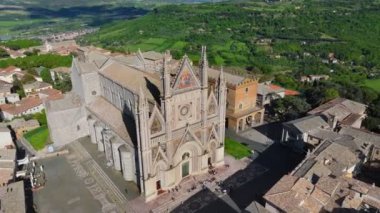 Orvieto Katolik Katedrali üzerinde uçarken - Orvieto, Umbria, Terni, İtalya 'daki eski bir kasaba olan Duomo di Orvieto