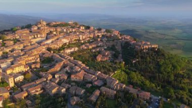İtalya 'nın Grosseto bölgesindeki Sorano antik ortaçağ kasabasının hava görüntüleri. Güney Tuscany, Sorano 'daki kayalıklardaki eski taş evlerin üzerinden uçuyor.