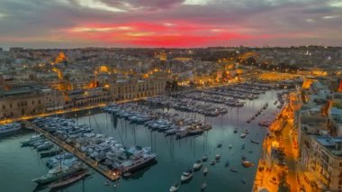 Vittoriosa, Senglea ve Cospicua - Malta 'nın hava gündoğumu manzarası. Kiliseli eski bir kasabanın ve Malta 'da yatlı bir marinanın destansı akşam fotoğrafı. 