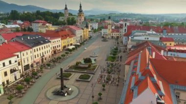 Banska Bystrica 'nın eski kasabasının üzerinde uçmak - Slovakya ulusal ayaklanma meydanı, renkli eski evler ve Varsayım Kilisesi. Slovakya 'daki Banska Bystrica şehir merkezinin insansız hava aracı görüntüsü.