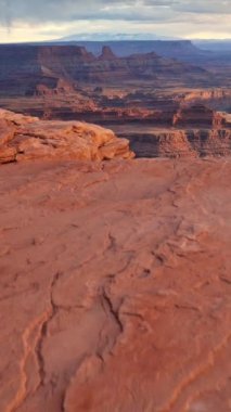 Dead Horse Point Eyalet Parkı, ABD. Kamera uçurumun kenarına gidiyor. Canyonlands Ulusal Parkı ve Colorado Nehri manzarası. Dikey çekim