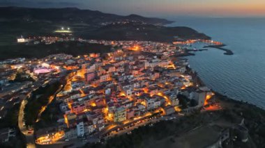 Şehir ışıklarıyla Castelsardo 'nun eski kasabasının akşam çekimleri. Sardunya Adası, İtalya, Castelsardo gün batımından sonra, hava çekimi