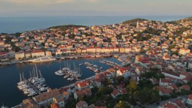 Mali Losinj 'in Hırvatistan' ın eski Venedik kenti Losinj adasındaki hava günbatımı görüntüsü. Yatı, eski evleri ve Mali Losinj 'deki kilisesi olan bir Marina. Deniz yaz seyahati