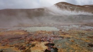 İzlanda 'daki Kerlingarfjoll dağ sırasının jeotermal bölgesinde kaynayan su ve buhar. İzlanda 'daki Kerlingarfjoll volkanı yakınlarında Gimbal çekimi.