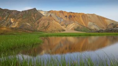 Kahverengi rhyolite dağları İzlanda 'daki Landmannalaugar Doğa Rezervi' ne yansıdı. Adanın merkezinde İzlanda doğası. Bir sürü yürüyüş yolu olan Landmannalaugar 'ı park et.