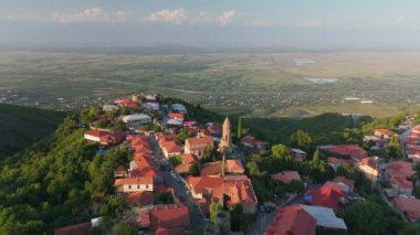 Eski Gürcü kasabası Signagi sıcak günbatımı ışıklarında. Arka planda Signagi şehir merkezi ve Alazani Vadisi 'nin havadan görüntüsü var. Kakheti Bölgesi, Gürcistan