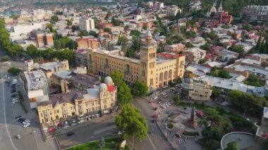 Tiflis 'teki Gürcistan Ulusal Bilimler Akademisi. Rustaveli metrosu yakınlarındaki Tiflis şehir merkezinin hava görüntüsü.