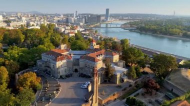 Belgrad, Sırbistan 'ın hava görüntüleri. Görüntü Kalemegdan Park ve Belgrad Kalesi, nehir ve şehir manzarası