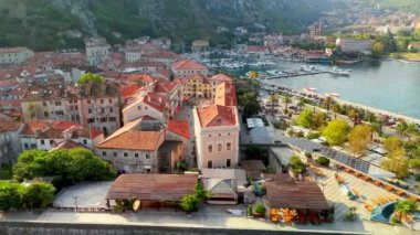 Karadağ 'ın eski Kotor kasabasının hava gündoğumu manzarası. Ünlü Kale, fayanslı çatıları ve Kotor 'da yatları olan marinası olan eski bir kasaba.