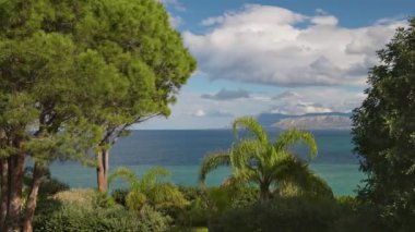 Palermo, İtalya yakınlarındaki Sicilya 'nın yeşil ağaçları, denizi ve dağları. Sicilya 'nın Doğası