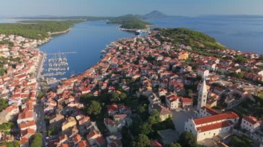Mali Losinj 'in Hırvatistan' ın eski Venedik kenti Losinj adasındaki hava gündoğumu görüntüsü. Yatı, eski evleri ve Mali Losinj 'deki kilisesi olan bir Marina. Deniz yaz seyahati