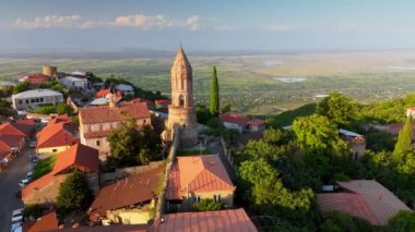 Eski Gürcü kasabası Signagi sıcak günbatımı ışıklarında. Arka planda Signagi şehir merkezi ve Alazani Vadisi 'nin havadan görüntüsü var. Kakheti Bölgesi, Gürcistan