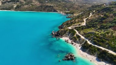 Yunanistan, Kefalonia 'daki Vouti Sahili' nin havadan çekimi. Kefalonia, İyon Adaları 'ndaki küçük beyaz kumsal ve kayalık sahil şeridinin üzerinden uç