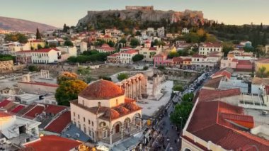 Atina 'daki Monastiraki Meydanı' nın çarpıcı hava manzarası, gün batımında çekildi. Arkasında Akropolis ile canlı şehir merkezinde uçuyor. Atina - popüler turizm beldesi