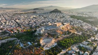 Gündoğumunda Atina, Yunanistan 'ın havadan görünüşü, Akropolis ve çevre kenti gösteriyor. Antik kalıntılar altın ışıkla yıkanır. Sabah Atina 'daki Parthenon üzerinde uçan Antik Yunan tarihi