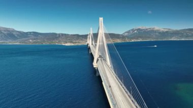 Patras 'taki Rion-Antirion Köprüsü' nün hava manzarası, Corinth Körfezi 'nin mavi suları boyunca uzanan asma köprü, Peloponnese' yi Yunanistan 'a bağlıyor, dağlarla çevrili. 