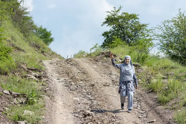 Młoda Muzułmanka Sportowych Ciuchach Spacerująca Samotnie Wiejskich Górskich Drogach Kobieta — Zdjęcie stockowe