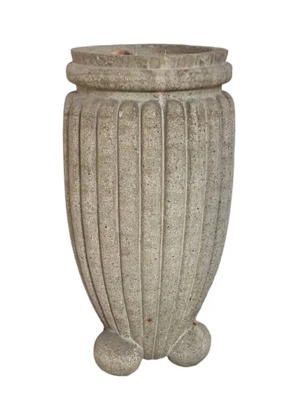白い孤立した背景に風化した中世の石の花瓶 高品質の写真 — ストック写真